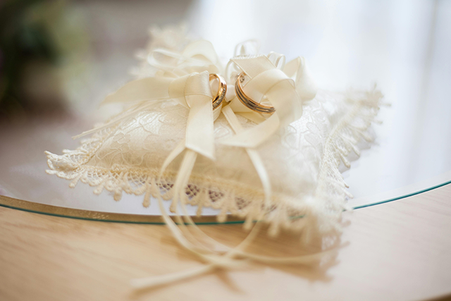 リングピローに指輪がふたつ乗っている