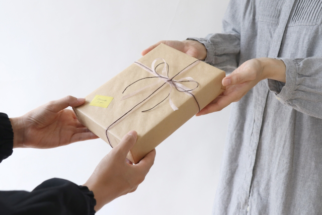 贈り物を渡すイメージ
