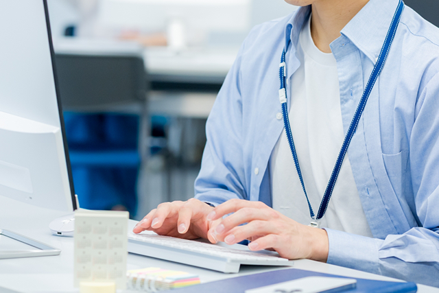 職場のデスクとギフトのイメージ