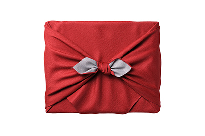 赤色の風呂敷。結び目から裏地のグレーが見えている