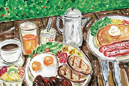 目玉焼きと厚切りハムのプレートとホットケーキに焼いたベーコンをトッピングしたプレートの周りにオレンジジュースやコーヒー、ヨーグルトがなどがテーブルの上に置かれている様子を描いた絵画