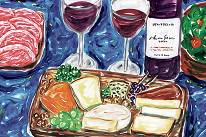 数種類のチーズとマスカットなどが並ぶチーズプレートと赤ワインが注がれたワイングラス２つとワインボトルなどがテーブルの上に置かれている様子を描いた絵画