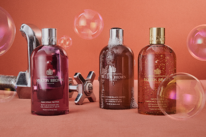 モルトンブラウンのシャワージェル「FIERY PINK PEPPER」と「RE-CHARGE BLACK PEPPER」と「MESMERISING OUDH ACCORD ＆ GOLD」
