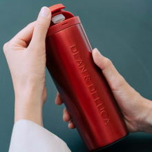 商品画像 DEAN & DELUCA（ディーン&デルーカ） ロック式カフェタンブラー レッド490ml　【ロゴ入りシーチングバッグ】