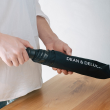 商品画像 DEAN & DELUCA（ディーン&デルーカ） 折り畳み傘（晴雨兼用）ブラック　【ロゴ入りシーチングバッグ】